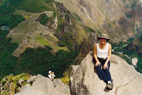 Erika sentada en el Huayna Picchu