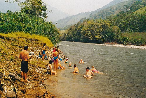 Un baño en el río Pozuzo